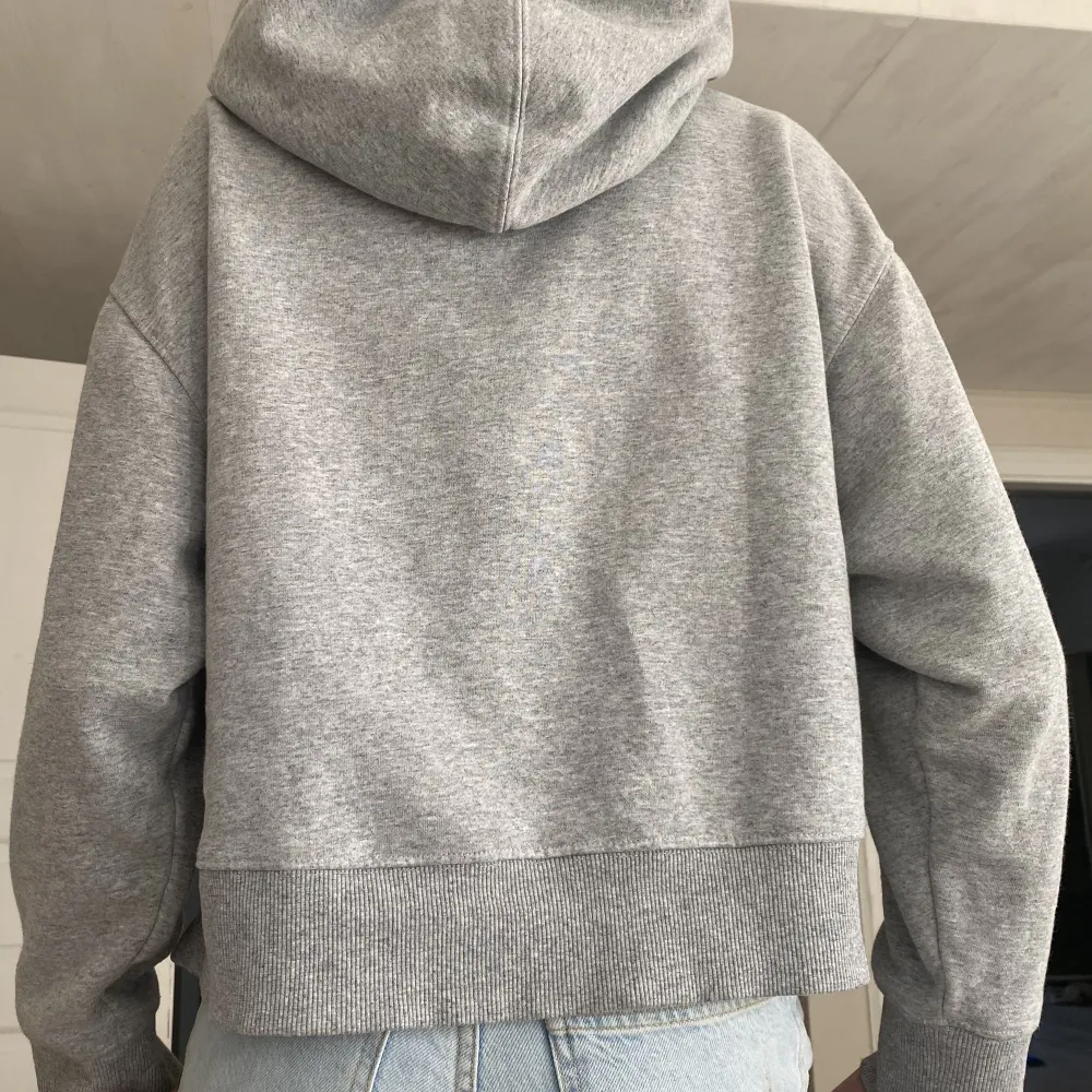 Jättefin grå hoodie från Zara. Jag köpte den här på Plick och trodde den skulle matcha med ett par byxor jag har men det gjorde den tyvärr inte❤️🥰skriv för fler bilder eller frågor, köparen står för frakten. Hoodies.