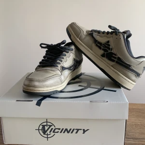 Akimbo low grey/cream 41 - Sneakers stl 41- använda en säsong. 