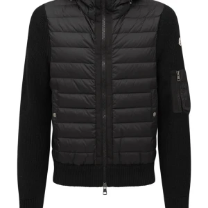 Moncler jacka  - Säljer nu min moncler jacka då den inte passa mig så bra helt ny jätte bra skick skriv så kan jag skicka bild på den vid intresse den är S men passar M också 