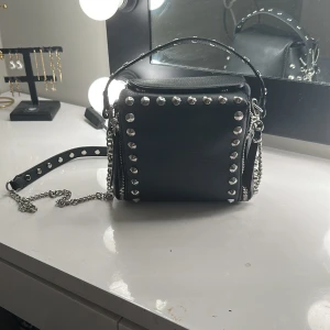 Zara väska med nitar  - Säljer min zara väska med nitar då jag tröttnat på den men i super bra skick 