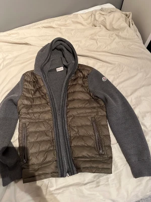 Säljer mina fina moncler cardigan i storlek m den är i väldigt bra skick men passar även s  - Nypris ligger på cirka 10 000 Och färgen går nästan it att få tag på äktahetsbevis går att lösa skriv för fler bilder!