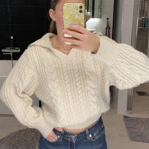 Stickad tröja - En beige stickad tröja med krage från Gina tricot Young i storlek 146/152 men passar mig som har Xs/S. Köparen står för frakt.