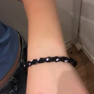Lila och svart armband