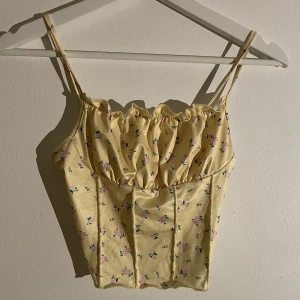 Gult linne med små blommor - Ett gulligt gult linne med små blommor på💚