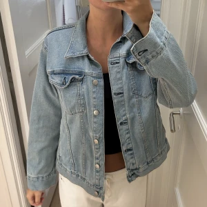 Jeansjacka - Från MTWTFSS WEEKDAY. Storlek M