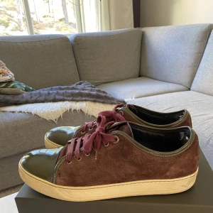 Lanvins  - Ett par snygga vinröda lanvins som tyvär var lite för stora i storlek. Detta är storlek uk 9 vilket motsvarar ca 43. Dem är i bra skick endast en tvätt behövs