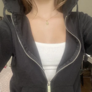 Svart zip up  - Supermysig svart zip up hoodie💓 från lager 157 i modellen Style Rory/W Hood💓bra skick✨ säljer då den inte kommer till användning💌