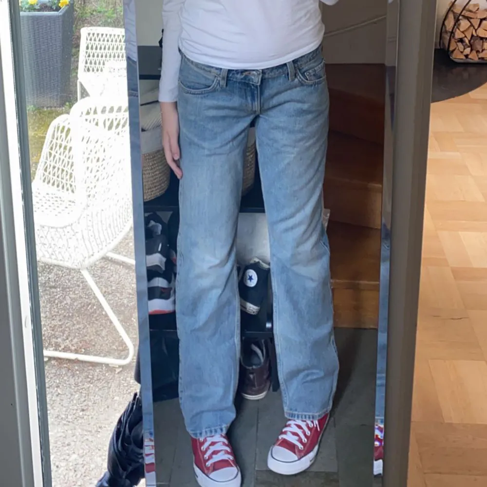 Säljer nu mina weekday jeans i modellen low arrow! Färgen är den på första bilden, köpta förra året men knappt använda och i nyskick! Midjemått 82 innerbenslängd 86 💞. Jeans & Byxor.