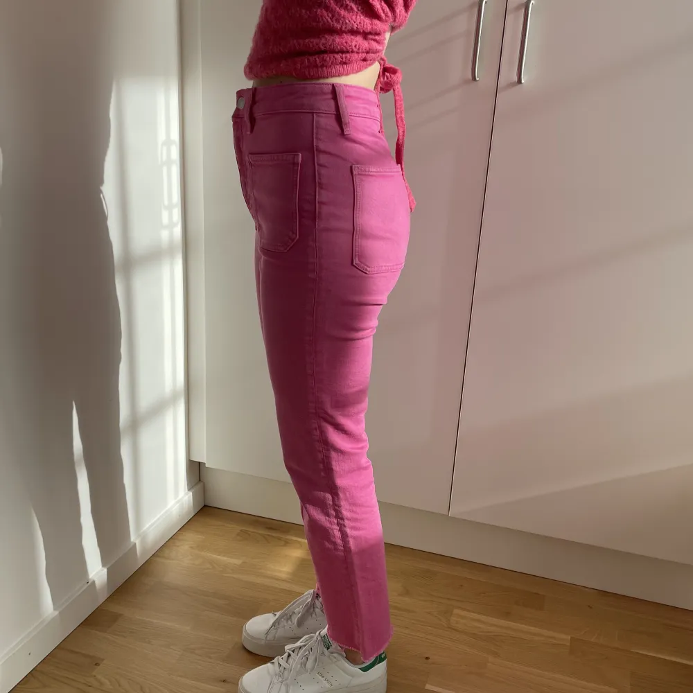 Rosa utsvängda jeans med snygg rå kant🌸 . Jeans & Byxor.