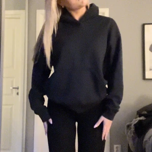 Marinblå hoodie - Jättefin marinblå hoodie! Snöret går att ta bort. XS men passar S och M