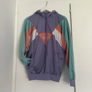 Sällsynt vintage retro Adidas track Jacket - Säljer pga tyvärr alldeles för liten. Förstår inte storleken på lappen men uppskattar till xs/s