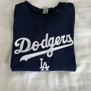 Dodgers LA Crewneck Sweatshirt - Mörkblå Crewneck - Regular/baggy fit  Storlek: S  Skick: 8,5/10 Bra skick!  Pris: 150 kr