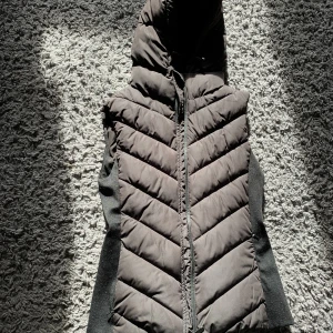 Zara väst - Använd få gånger och i bra skick, jag som brukar ha xs passar perfekt i s, + 50kr frakt