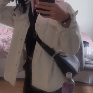 Vit tunn jacka - Vit tunn jacka i fint skick. Bara använd några få tal gånger, i storlek 34. 