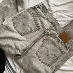LEVIS 501 LIGHT GREY - För små på mig tyvärr🤍 bilden från Levis hemsida visar modellen, dessa är i en ljusare grå dock