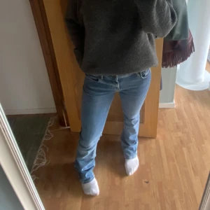 Lågmidjade zara jeans! - Säljer ett par av mina lågmidjade zara jeans då jag har fler par och inte använder alla. Köptes för 400kr och har använts fåtal gånger, de är i nyskick. Kan bli billigare pris vid snabbt köp! ❤️