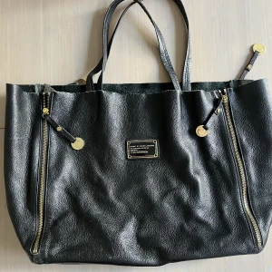 Marc Jacobs axelremsväska  - Axelremsväska Marc Jacobs. Svart läder, ingen dragkedja upptill men ett litet fack för plånbok.  Nypris 3600kr 