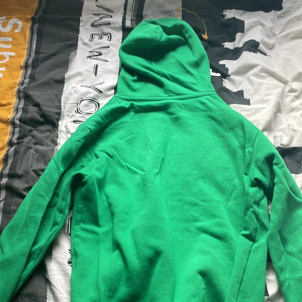 Säljer min hoodie från H&M, använt typ 5 gånger. Köpte den förra året men har inte använt den sen dess💕💕storlek xs. Tröjor & Koftor.