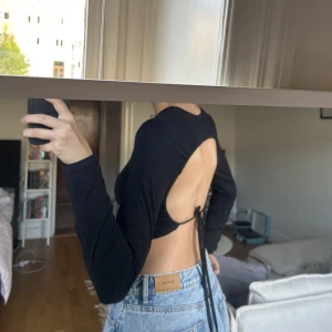 öppen rygg långärmad - svart långärmad med öppen rygg med knyte där bak! sååå fin, men kommer inte till användning för mig! använd 1 gång<3