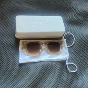 CHIMI 04 ECRU - Chimi 04 Ecru Nypris: 1250 kr Fodral och Linsduk tillkommer (Skick 9/10)