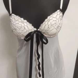 Vitt linne  - Vitt linne med detaljer. Som ny:) som en S/M 