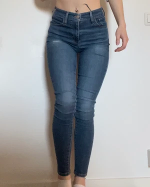 Levis Jeans  - Levis 720 i den mellanblåa färgen. De har ett litet hål fram på ena låret och fickorna är lite sönder bak. Tror inte fickorna är så svåra att laga dock. 