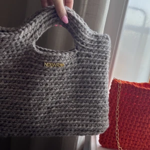 Handgjord väska - Handgjord väska!  Bredd: 30 cm Djup: 27 cm  - Tar emot swish - Köparen står för fraktkostnad.  Jag har räknat ihop priset med tanke på materialkostnad, samt tiden jag avsatt för virkningen.  Finns även att hämta i Gävle, eventuellt i Stockholm. 