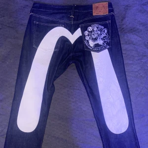 Evisu Byxor Bra skick - Säljer mina Evisu byxor med ett unikt pattern på det vita. Köpta på NK, nypris 4200. Mitt pris 1800 Fler bilder kan skickas vid förfrågan. 10/10 skick nästan oanvänd