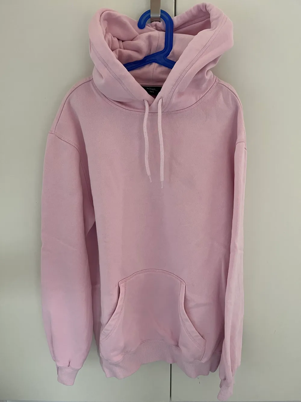 En rosa hoodie från H&M i storleken S (sitter lite mer oversize på mig som har M) 💕. Hoodies.