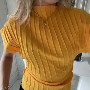 Blus  - Orange blus från zara i storlek S. (Använd 1 gång) 80kr+frakt