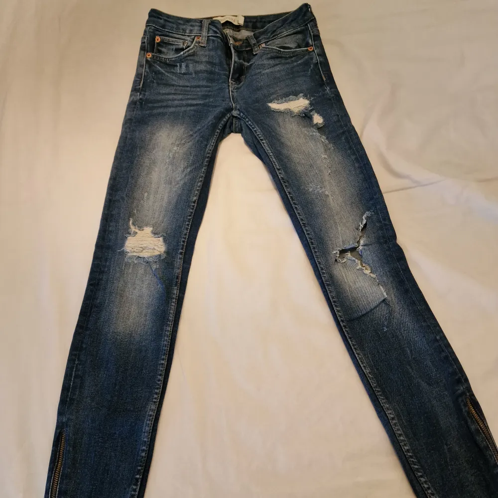 Snygga jeans med slitningar . Jeans & Byxor.