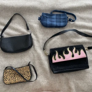 Väskor  - Flera snygga axelväskor!  Leoparden är från Brandy Melville, den med glitter från Topshop, den svarta i krokodil är köpt second hand och den blåa rutiga minns jag ej. 100 kr per väska, bara att skriva vilken du är intresserad av!! 🫶🏻