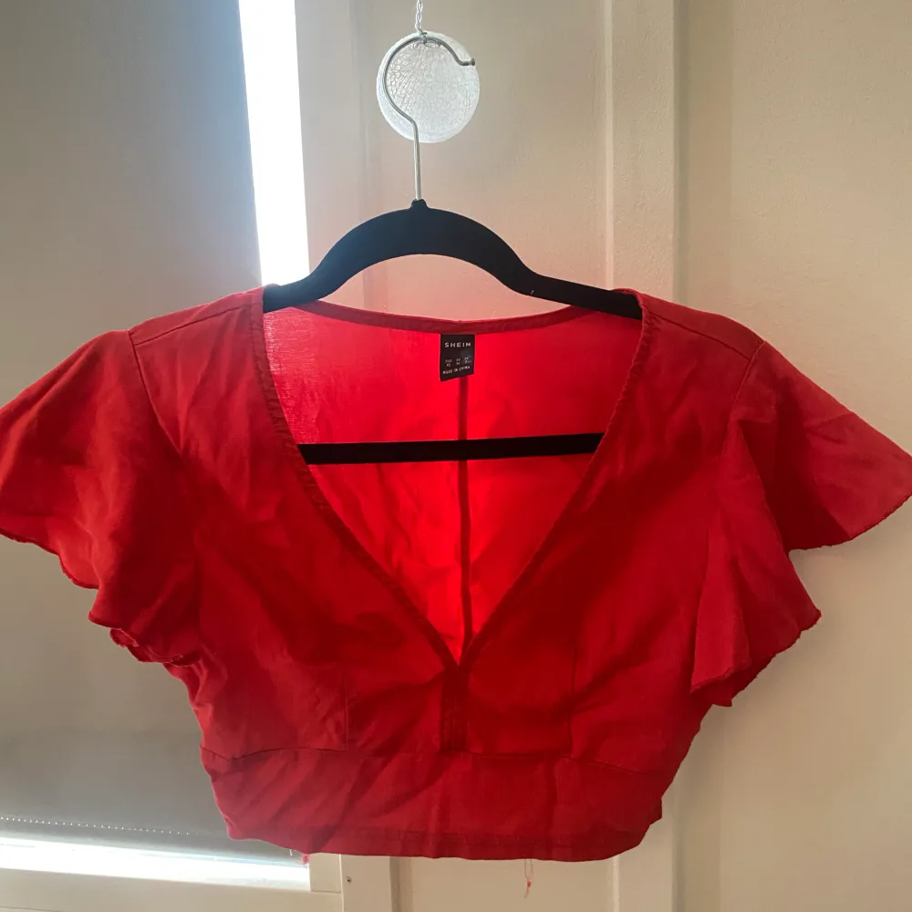 Jättesöt röd kortärmad tröja från shein i str XS från shein. Toppar.