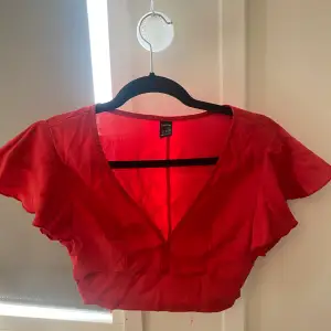 Jättesöt röd kortärmad tröja från shein i str XS från shein