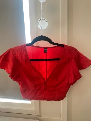 Kortärmad röd tröja - Jättesöt röd kortärmad tröja från shein i str XS från shein