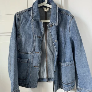 Arket Jeansjacka - Så fin jeansjacka men använder för sällan :( 🩵 kom med prisförslag eller tryck på köp nu! 