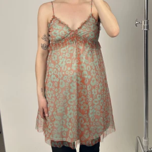 River Island klänning - Fin klänning med leopard mönster i meshtyg