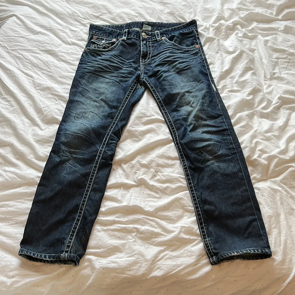 Snygga true religion jeans med nice passform. Cond 7/10 pga mindre hål vid sätet. Passar någon som är ca 180 lång. Seat & Row 34.. Jeans & Byxor.