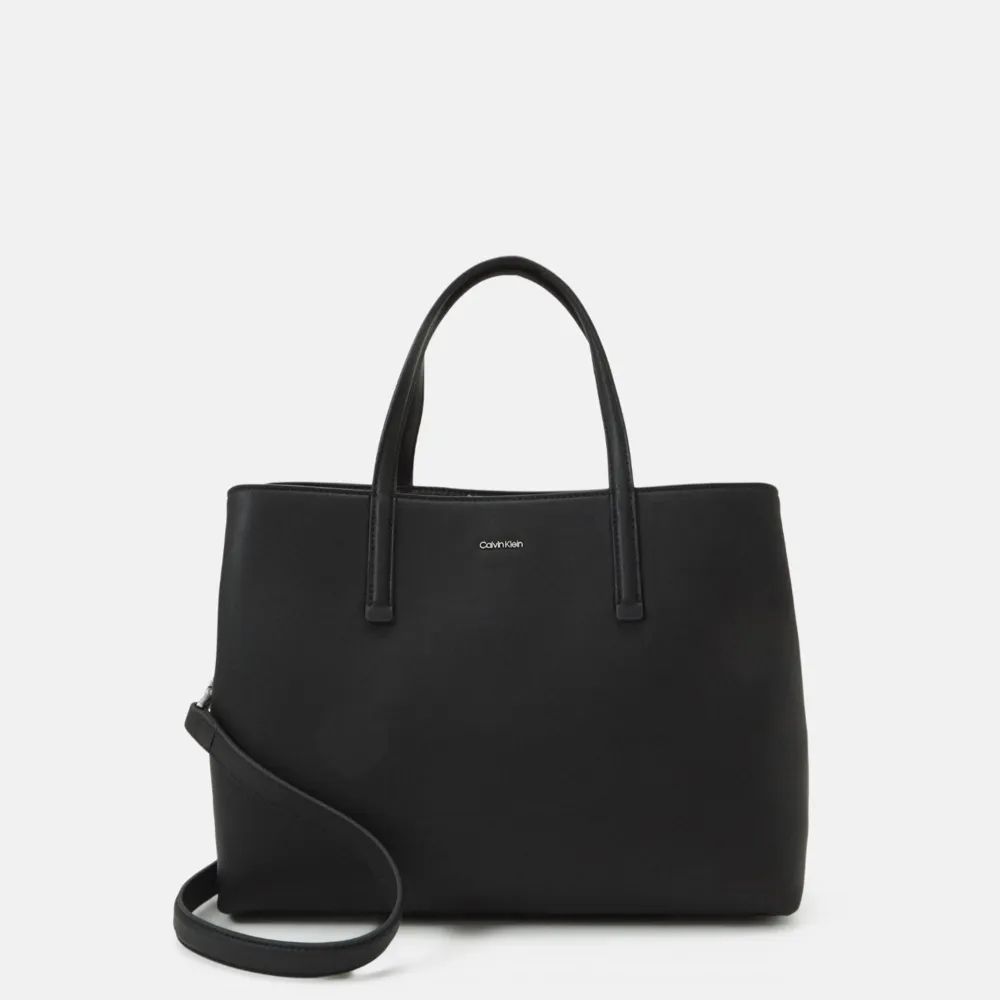 Handväska från Calvin Klein, inköpt för cirka 6 månader sen för 1800kr. Säljer pga att den inte kommer till användning, så väldigt fin skick på den, knappt använd. Kom privat för fler egna bilder☺️. Laukut & Käsilaukut.