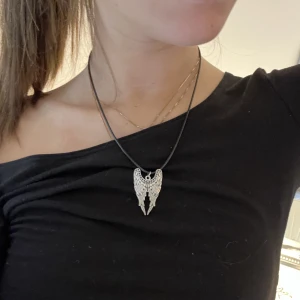 ängla halsband👼 - superfint ängla halsband med svart kedja, perfekt skick💖