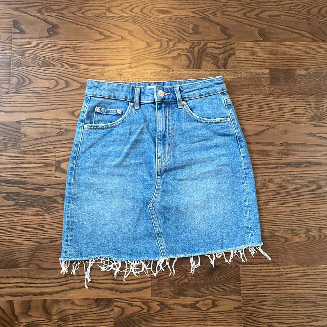 Kort blå jeanskjol.