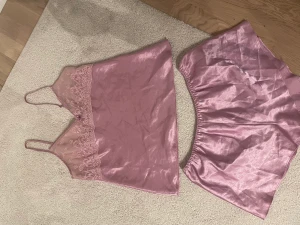 Nattkläder - 2 st 1 lila set bestående av linne och shorts i satin och spets  Den andra nattklänning i svart spets Båda i storlek m Båda endast testade Djur och rökfri hem  Båda för 80kr tillsammans eller 40kr/st