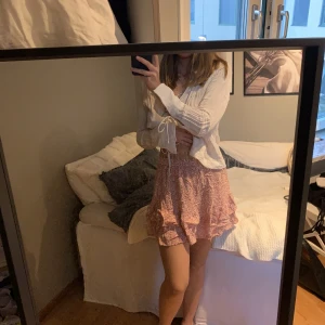 Röd/vit kjol  - Röd/vit kort kjol med volanger ifrån Veromoda (JDY) i storlek 38, aldrig använd. 