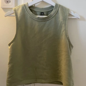 Grönt linne - Grönt linne för 50 kr. Varan har använts 2-3 gånger och kan visa tecken av användning men har tvättats många gånger. Storlek S.