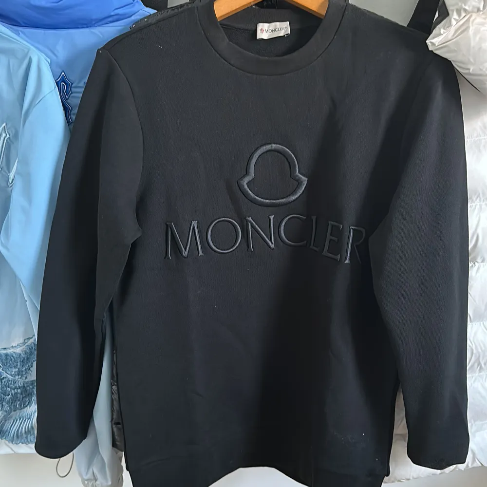 Moncler tröja för 1000 storlek S men kan passa XS. kommer med alla taggar om ni har frågor eller vill ha flera bilder dm mig . Tröjor & Koftor.