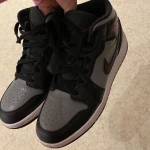 Air Jordan Mid 1 ’Shadow Red’ - Till salu då det inte kommer till användning längre. Äkta!