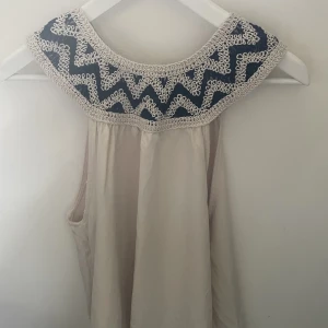 Topp Zara - Säljer denna super fina topp från Zara, använd 1 gång🩷