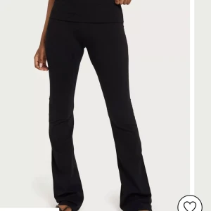 Yogapants - Bootcut tights från Nelly i storlek M, säljes pågrund av förstora. Använda endast en gång. Passar mig som är 175 i längden🤍