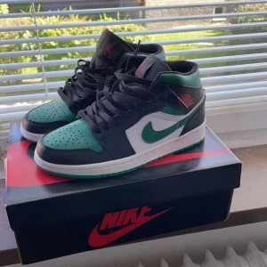 Jordans - Hejsan, blev lurad på dessa för ett tag sedan. Aldrig snvända. Storlek 40. Skriv för mer info.😊