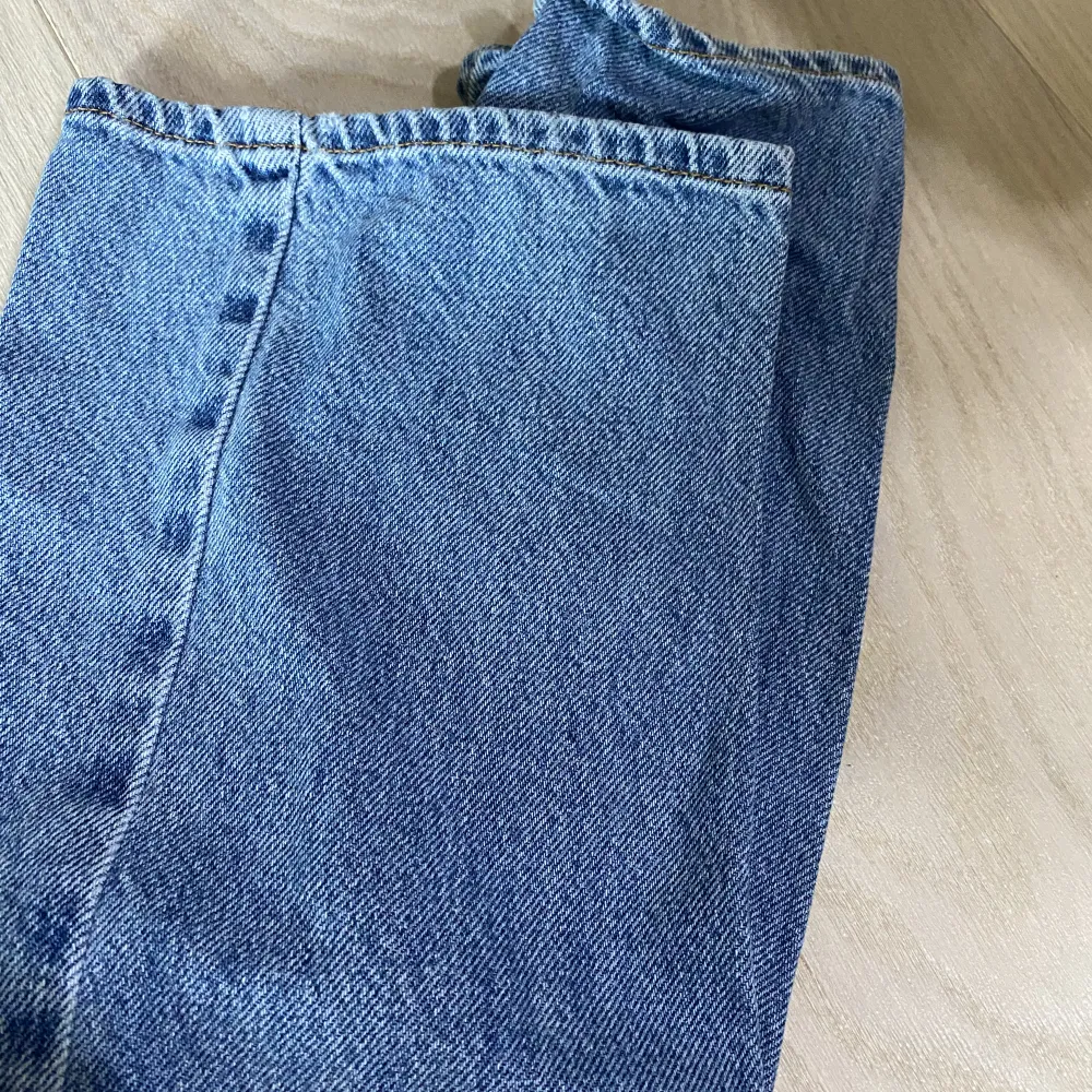 Blåa never denim jeans från bikbok i storlek W-24 L-30. Nyskick, 150kr. Jeans & Byxor.